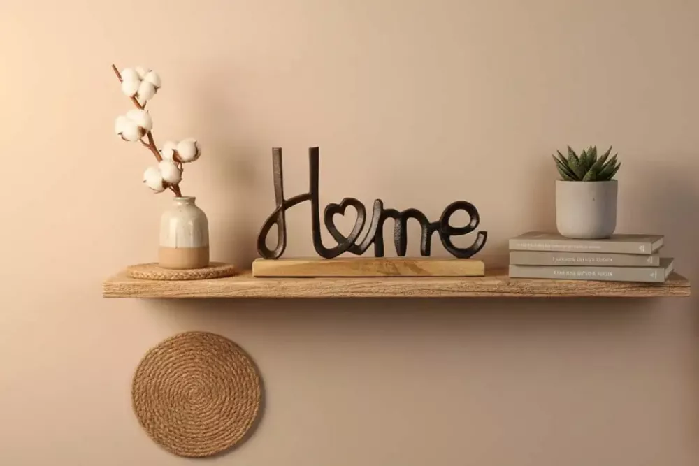 Schriftzug Home Metall schwarz auf Regal dekoriert