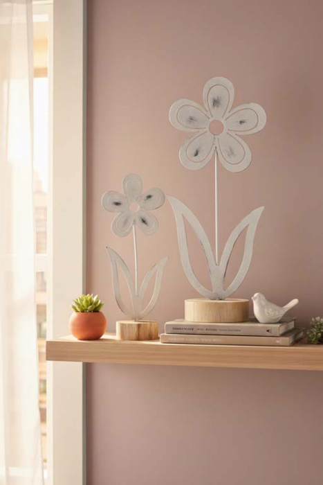 Weiße Metallblume auf Holzsockel – stilvolle Frühlingsdeko für Ihr Zuhause.