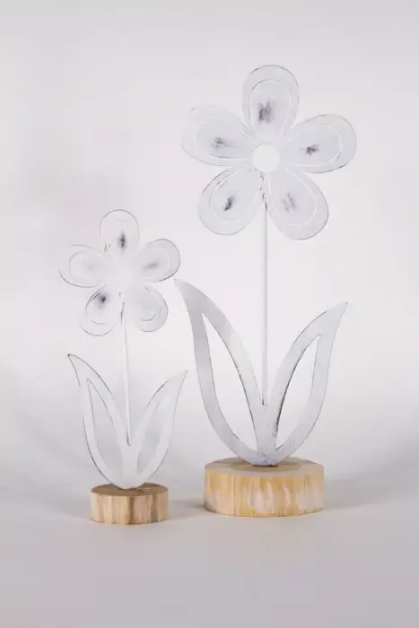 Weiße Metallblume auf Holzsockel – stilvolle Frühlingsdeko für Ihr Zuhause.