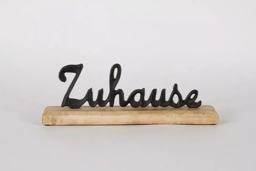 Schriftzug Zuhause aus schwarzem Metall als Wanddeko