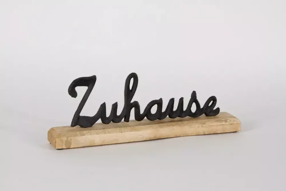 Moderner Metall-Schriftzug Zuhause auf Kommode platziert