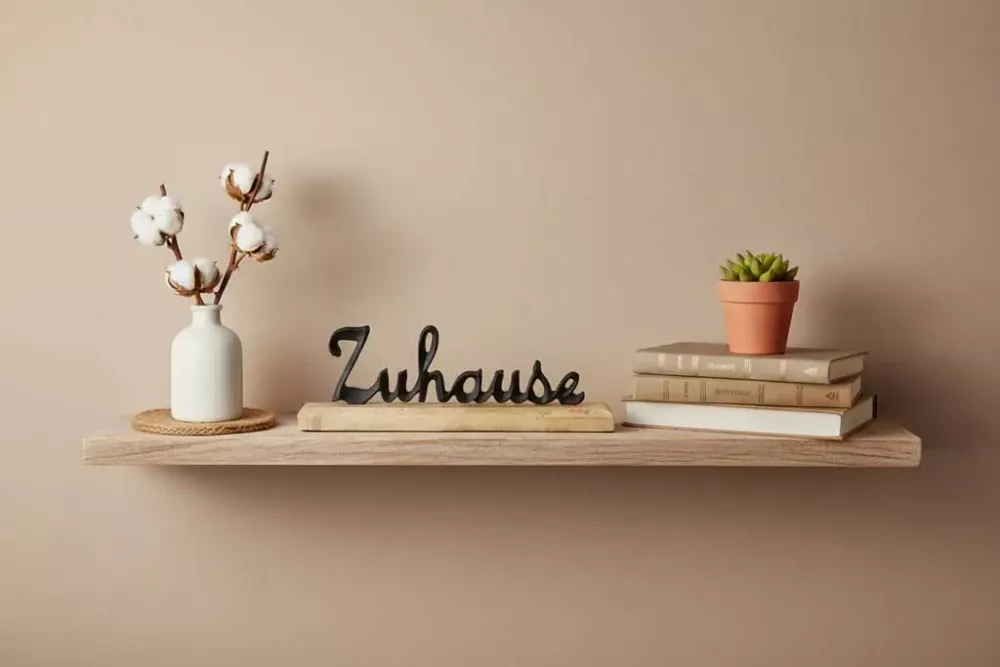 Schriftzug Zuhause aus schwarzem Metall als Wanddeko
