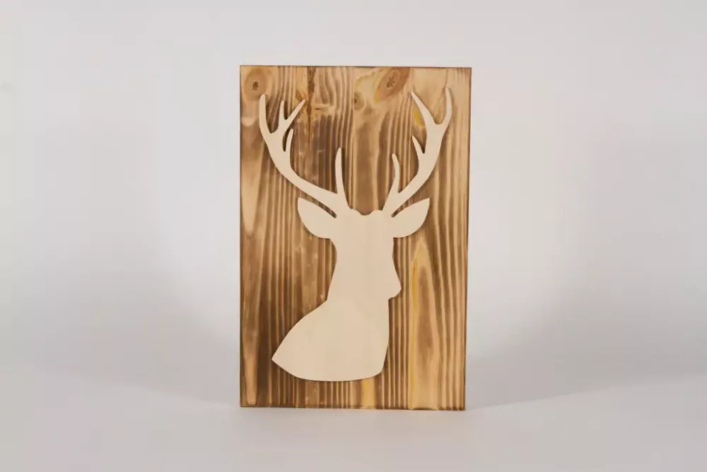 Rustikales Wandbild Hirsch aus Holz – nachhaltige Naturdeko für Zuhause und Terrasse