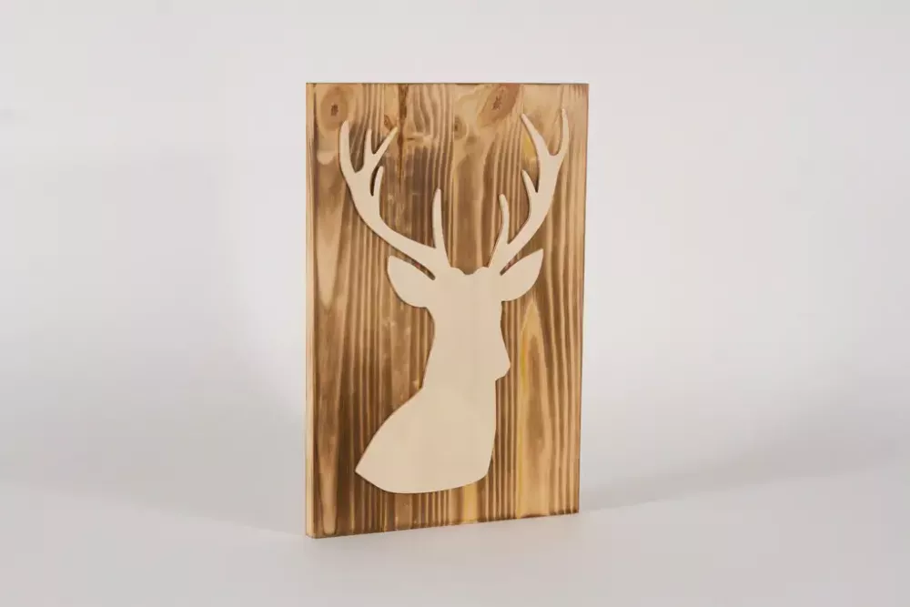 Rustikales Wandbild Hirsch aus Holz – nachhaltige Naturdeko für Zuhause und Terrasse