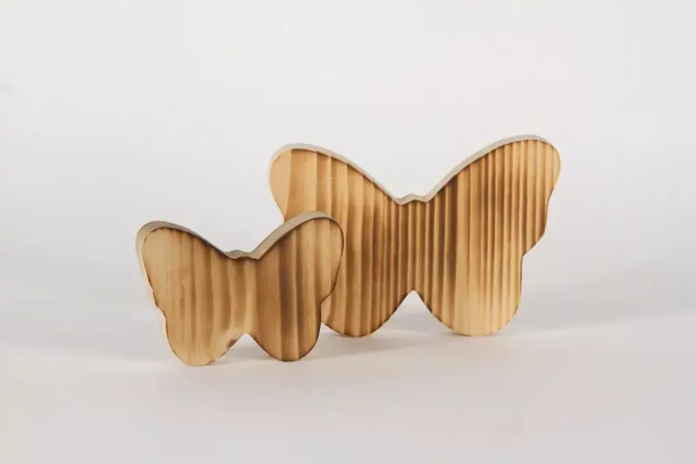 Schmetterling aus geflammtem Kiefernholz – rustikale Frühlingsdeko.