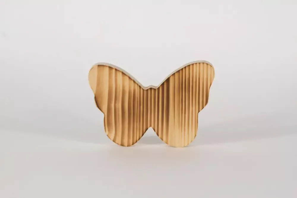 Handgefertigter Schmetterling aus Holz – perfekte Tischdeko für Frühling & Sommer.