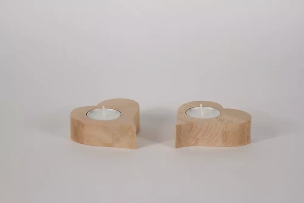 Teelichthalter Buche 2er Set Herz: Diese Herz-Teelichthalter aus natürlichem Buchenholz schaffen eine warme, romantische Atmosphäre. Perfekt als Tischdeko oder Geschenkidee. Jetzt online bestellen & Zuhause verschönern!