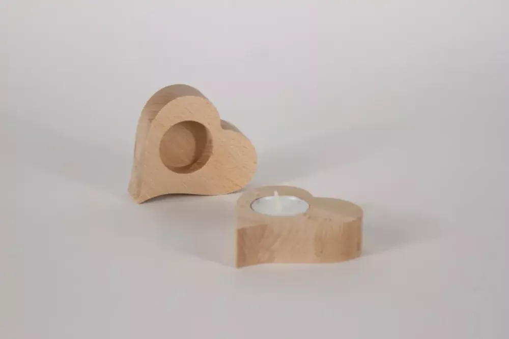 Teelichthalter Buche 2er Set Herz: Diese Herz-Teelichthalter aus natürlichem Buchenholz schaffen eine warme, romantische Atmosphäre. Perfekt als Tischdeko oder Geschenkidee. Jetzt online bestellen & Zuhause verschönern!