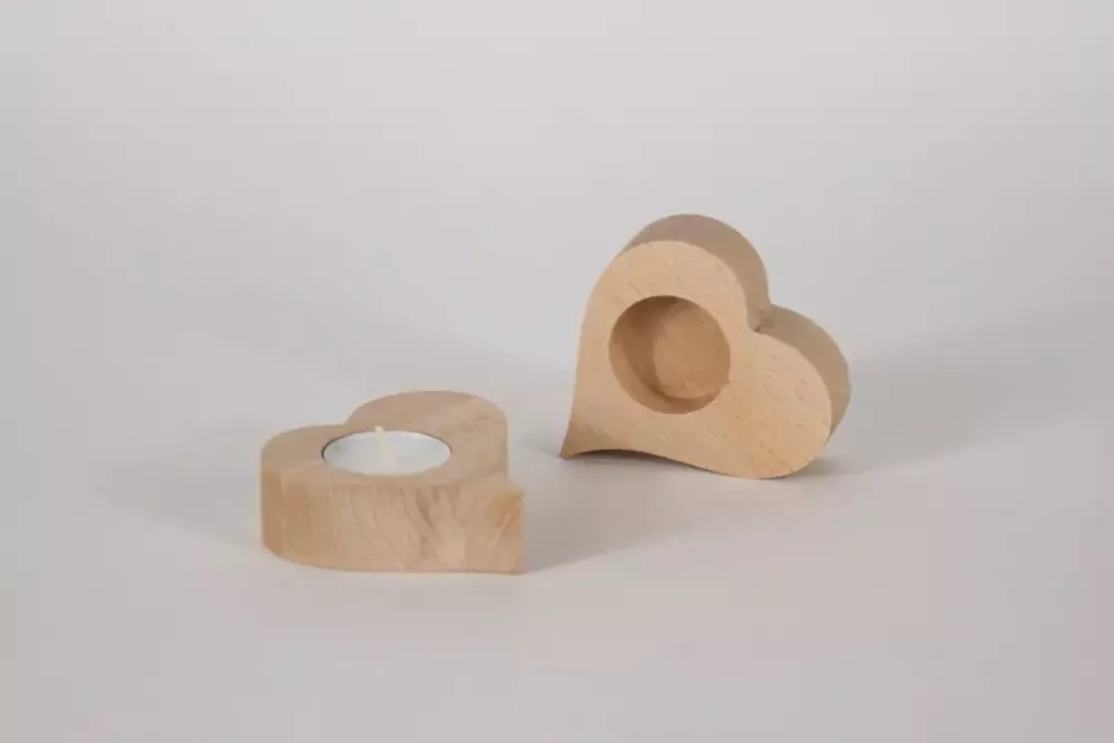 Teelichthalter Buche 2er Set Herz: Diese Herz-Teelichthalter aus natürlichem Buchenholz schaffen eine warme, romantische Atmosphäre. Perfekt als Tischdeko oder Geschenkidee. Jetzt online bestellen & Zuhause verschönern!