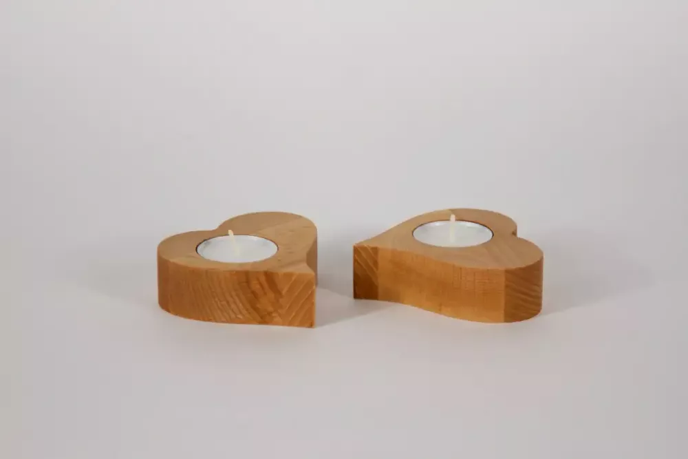 Teelichthalter Buche 2er Set Herz: Diese Herz-Teelichthalter aus natürlichem Buchenholz schaffen eine warme, romantische Atmosphäre. Perfekt als Tischdeko oder Geschenkidee. Jetzt online bestellen & Zuhause verschönern!