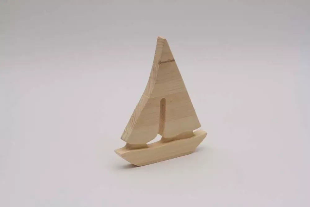 Segelboot aus Holz – maritime Dekoration für Wohnzimmer und Kinderzimmer