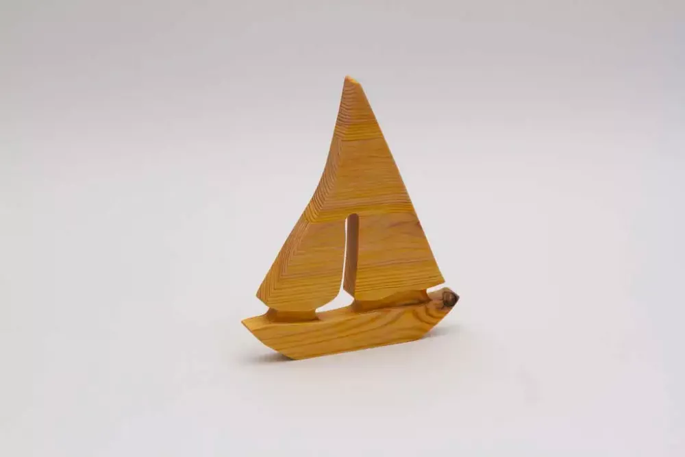 Segelboot aus Holz – maritime Dekoration für Wohnzimmer und Kinderzimmer