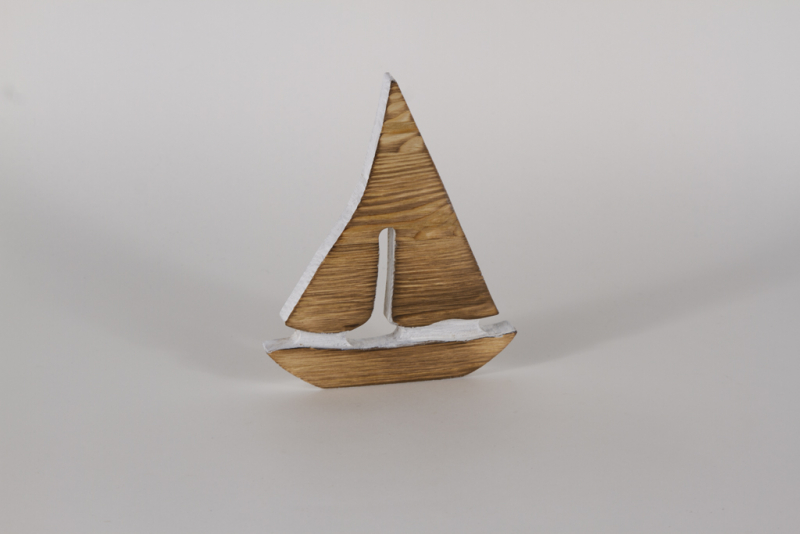 Segelboot aus Holz Altholz