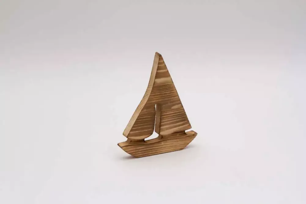 Segelboot aus Holz – maritime Dekoration für Wohnzimmer und Kinderzimmer