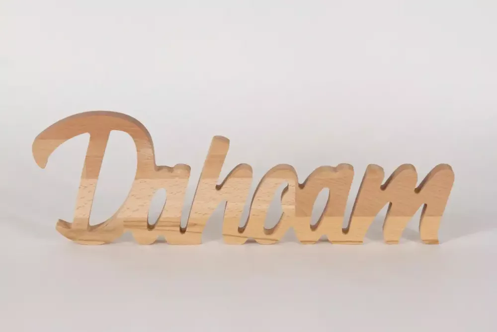 Schriftzug Dahoam aus Holz als natürliche Wanddekoration