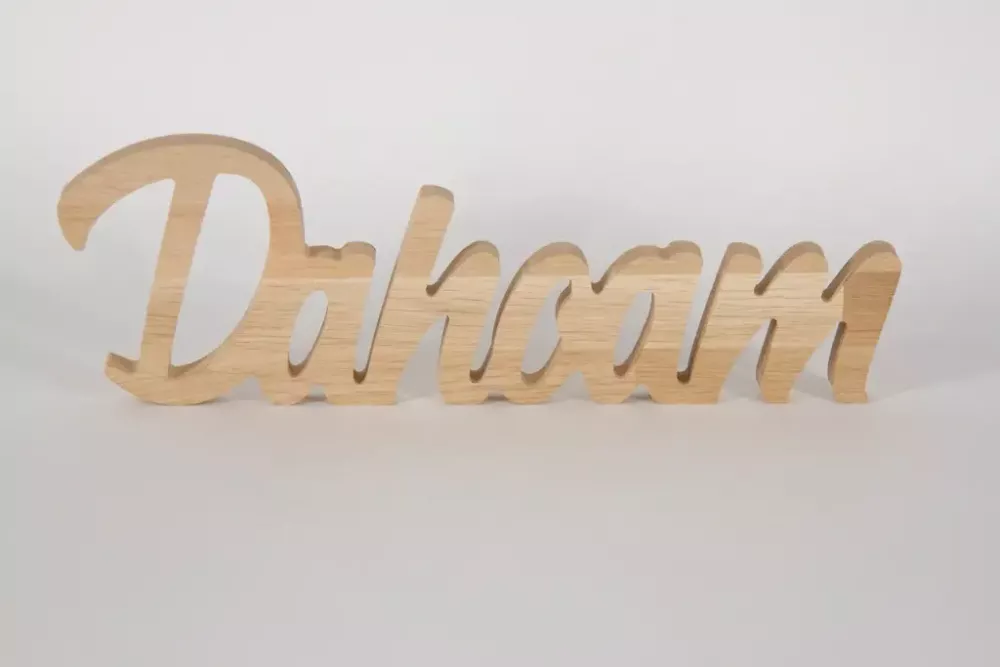 Schriftzug Dahoam aus Holz als natürliche Wanddekoration