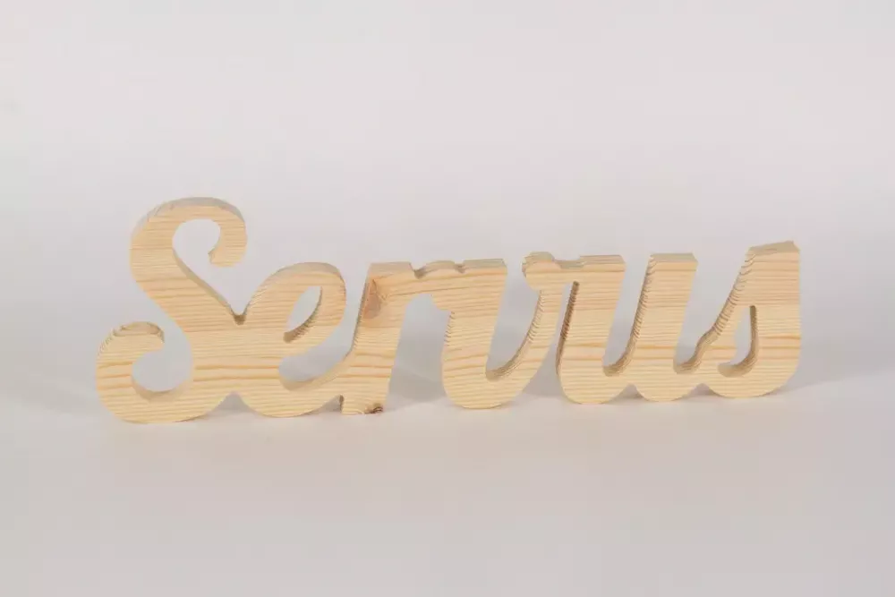 Begrüßungs-Schriftzug Servus aus Holz