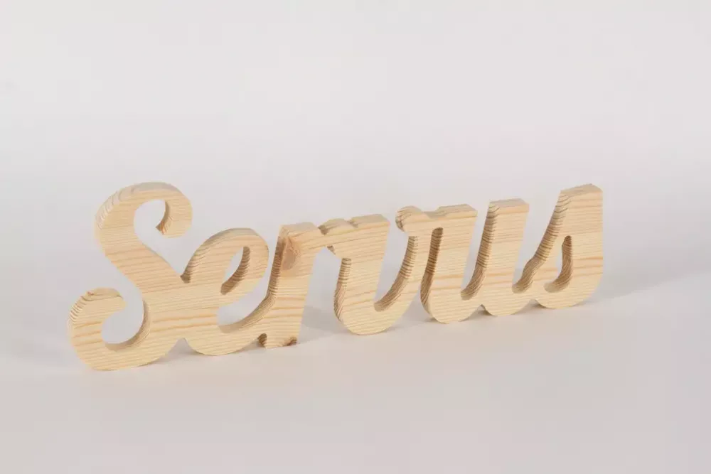 Schriftzug Servus aus Holz Kiefer