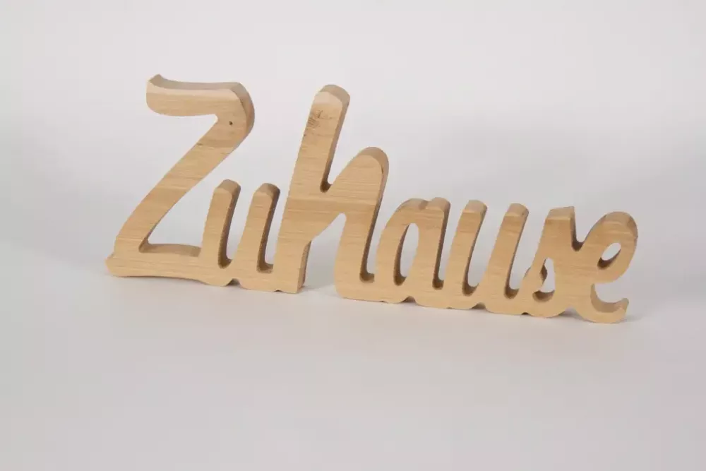 Dekorativer Schriftzug Zuhause aus naturbelassenem Holz