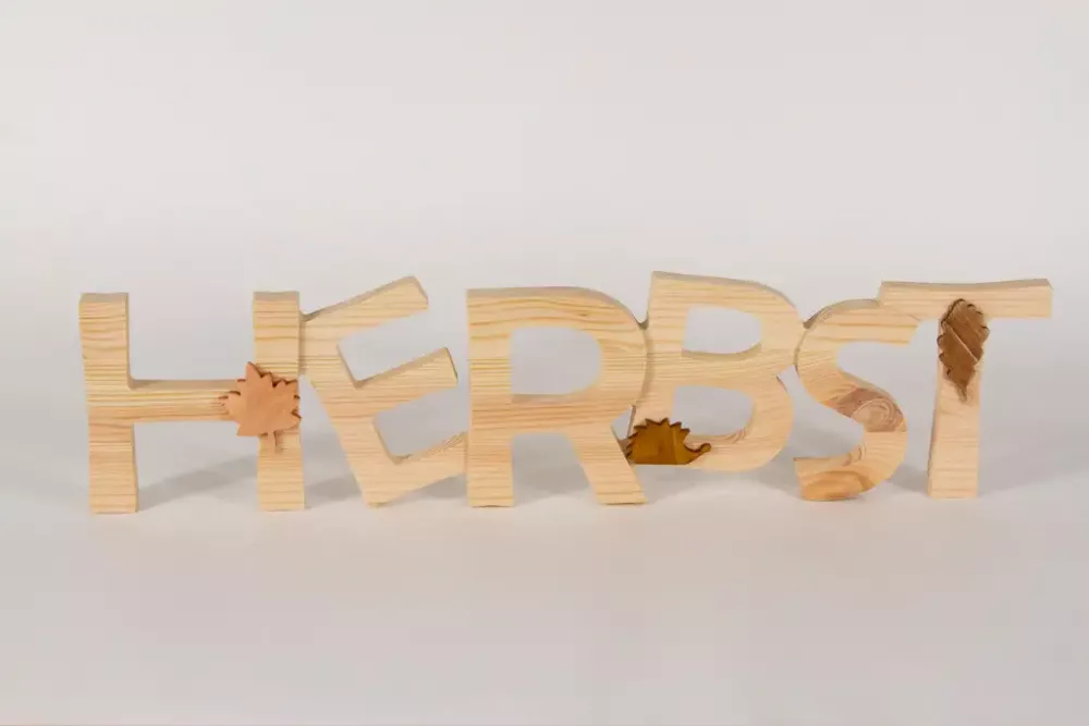 Schriftzug Herbst aus Kiefernholz – saisonale Wohndekoration