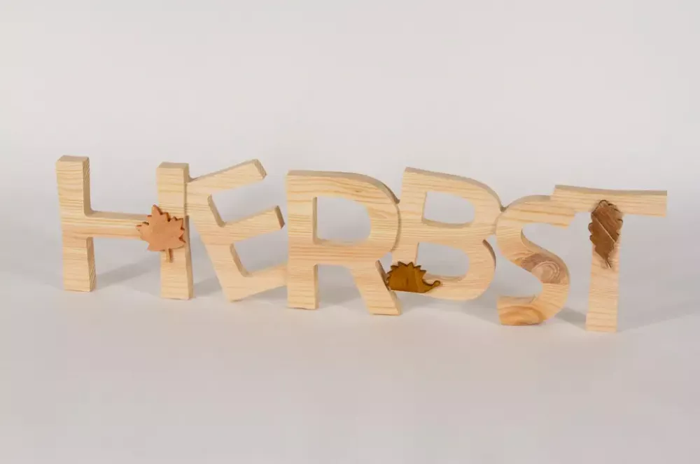 Herbst-Schriftzug aus naturbelassenem Kiefernholz