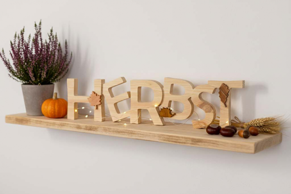 Schriftzug Herbst aus Kiefernholz – saisonale Wohndekoration