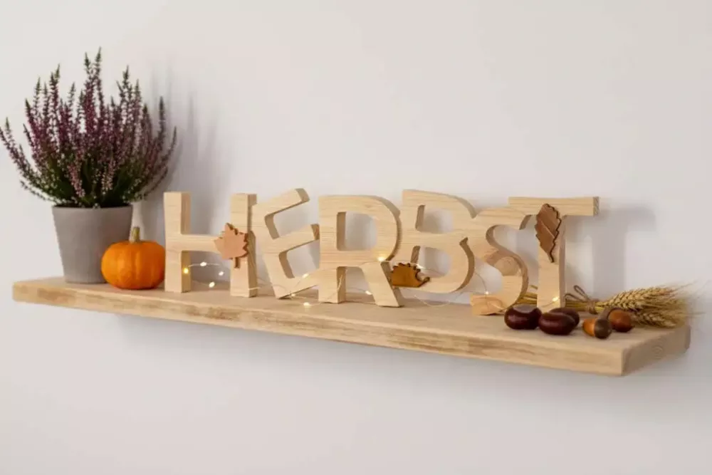 Schriftzug Herbst aus Kiefernholz – saisonale Wohndekoration