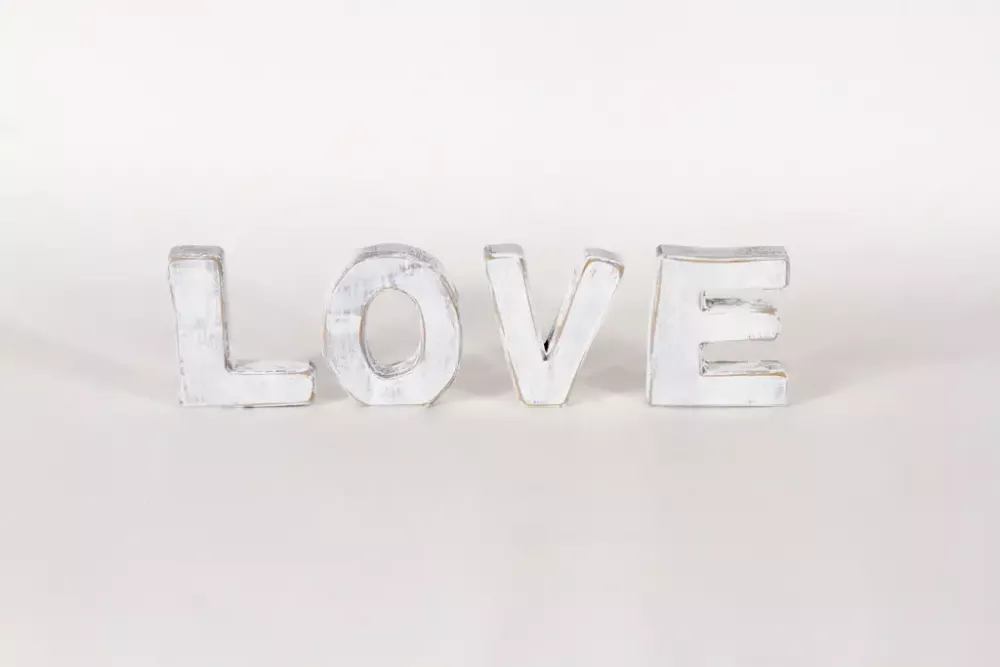 Schriftzug LOVE in Weiß – elegante Wand- und Tischdekoration