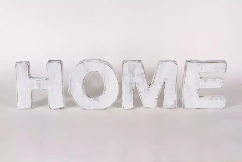 Stilvoller Home Schriftzug in Weiß für gemütliche Atmosphäre