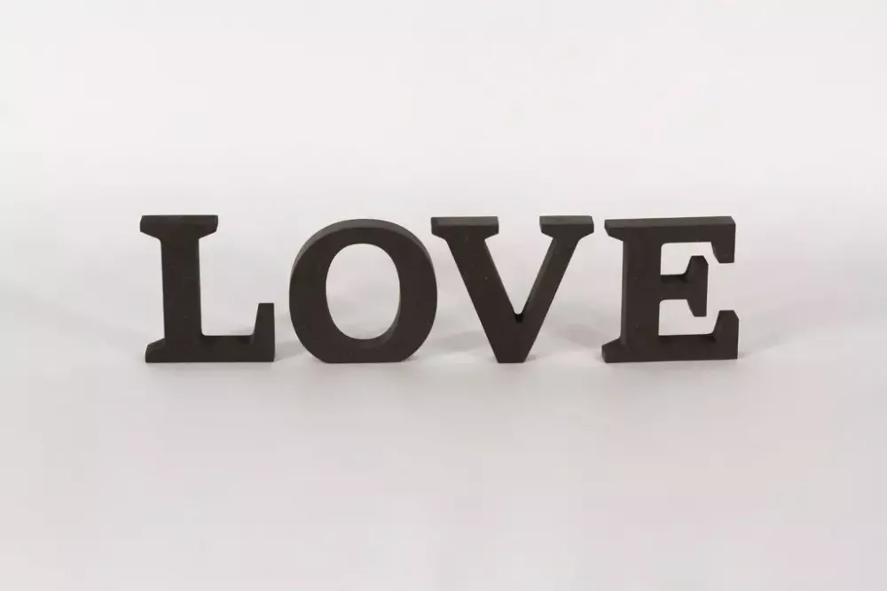 Schriftzug LOVE aus MDF, 10 cm groß – moderne Dekoration für Zuhause