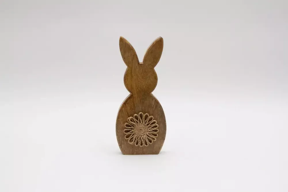 großer Hase aus Mangoholz mit Blume rustikale Osterdeko jetzt kaufen