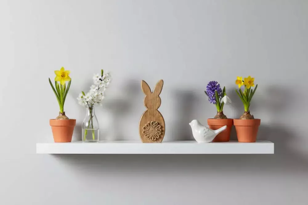 kleiner Hase aus Mangoholz mit Juteblume rustikale Osterdeko jetzt kaufen