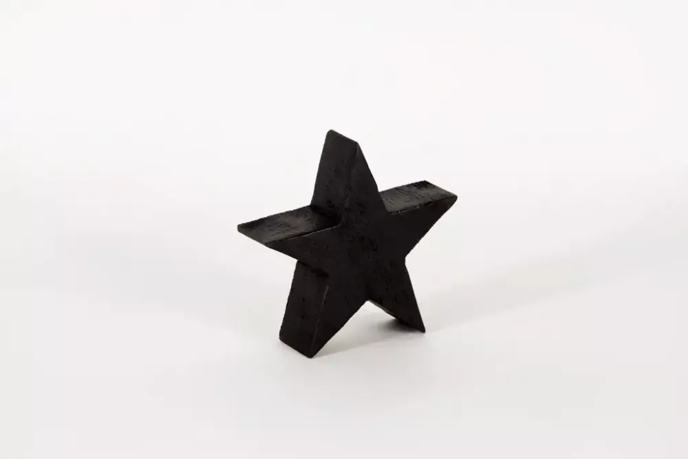 Detailansicht des schwarzen Holzsterns – minimalistisches Design für elegante Weihnachtsdekoration