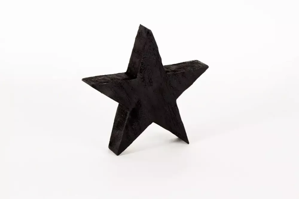 Detailansicht des schwarzen Holzsterns – minimalistisches Design für elegante Weihnachtsdekoration