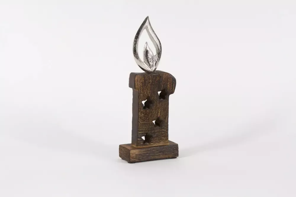 Dekorative Holzkerze mit ausgeschnittenen Sternen und Metallflamme – 26 cm