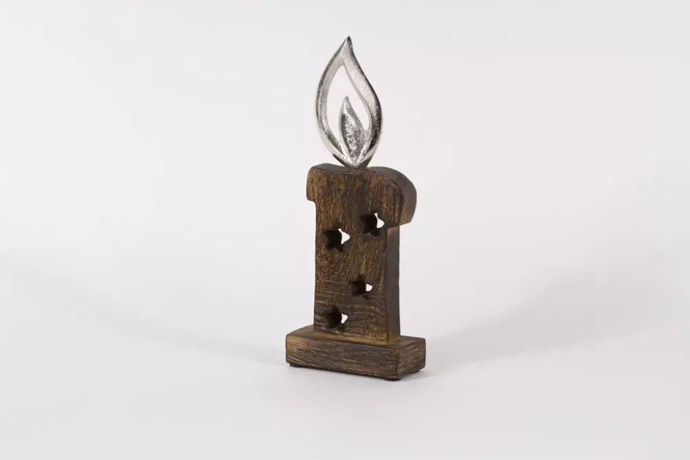 Rustikale Kerze aus Mangoholz mit Metallflamme – stilvolle Tischdeko für Weihnachten