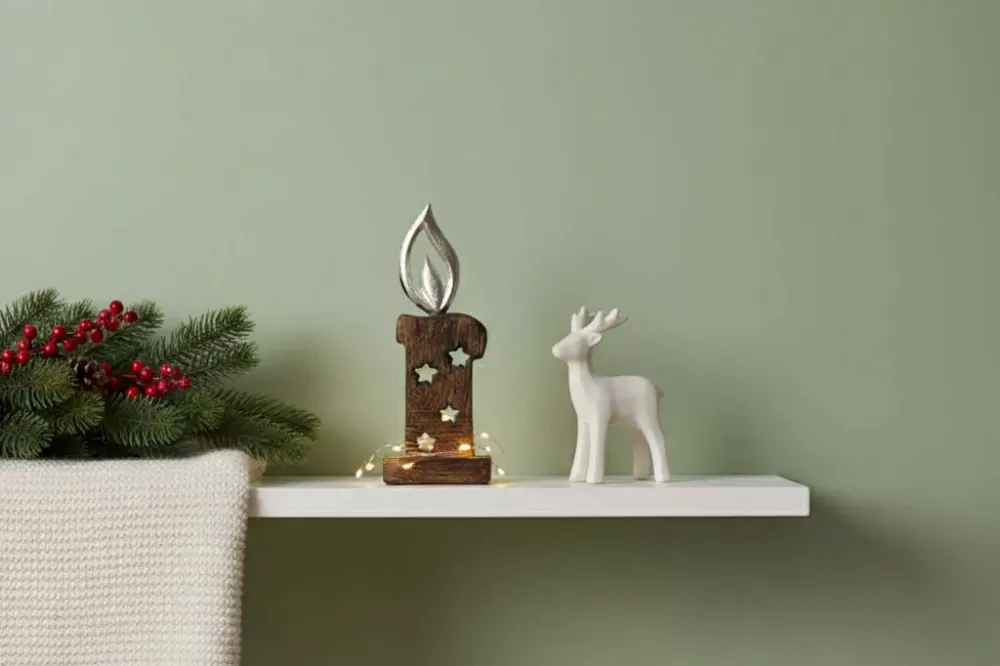 Rustikale Kerze aus Mangoholz mit Metallflamme – stilvolle Tischdeko für Weihnachten