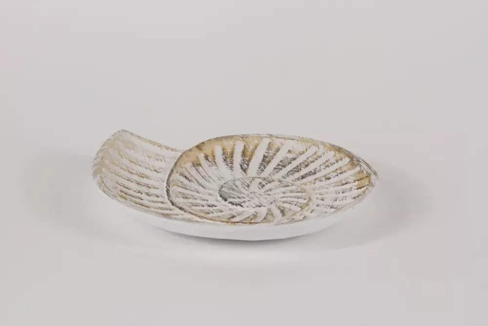 Weißer Teller aus Holz in Muschelform – maritime Deko und Servierteller
