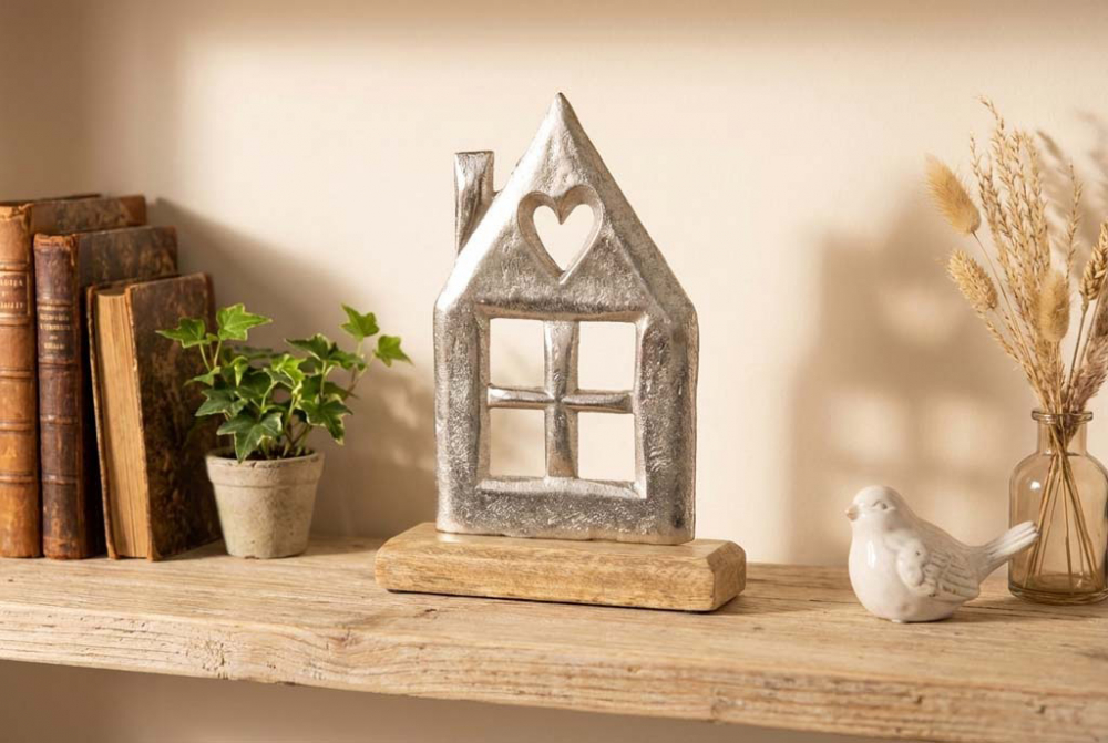 Haus aus Metall auf Mangoholz-Sockel – Zeitlose Tischdeko