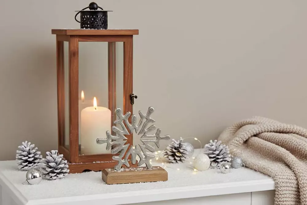 Schneeflocke aus Metall auf Mangoholzsockel – elegante Winterdekoration