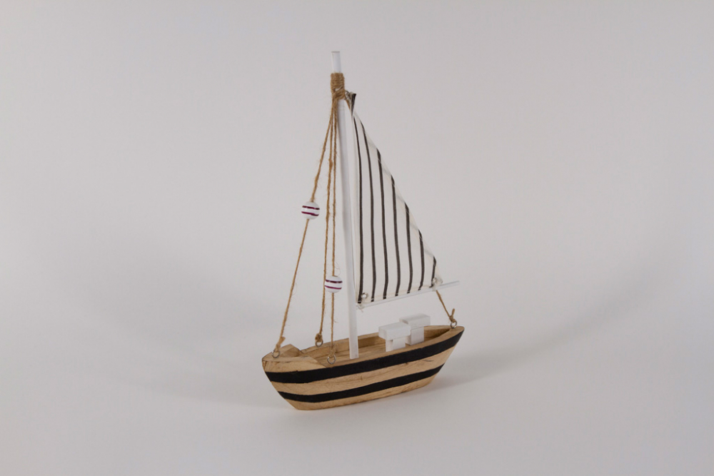 Segelboot aus Holz schwarz – moderne maritime Dekofigur jetzt online kaufen