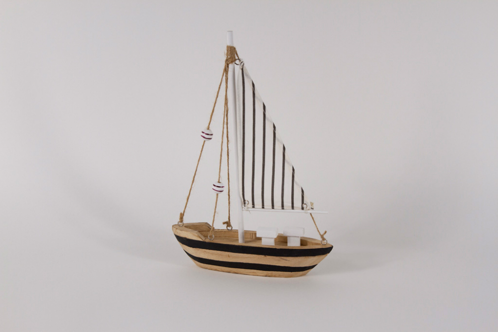 Segelboot aus Holz schwarz – moderne maritime Dekofigur jetzt online kaufen