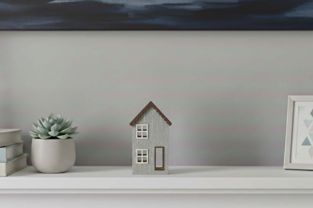 Hellgraues MDF Holzhaus 15 cm – ideal für Regal oder Fensterbank