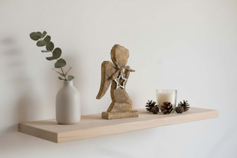 Engel aus Mangoholz mit Metallstern – elegante Weihnachtsdekoration