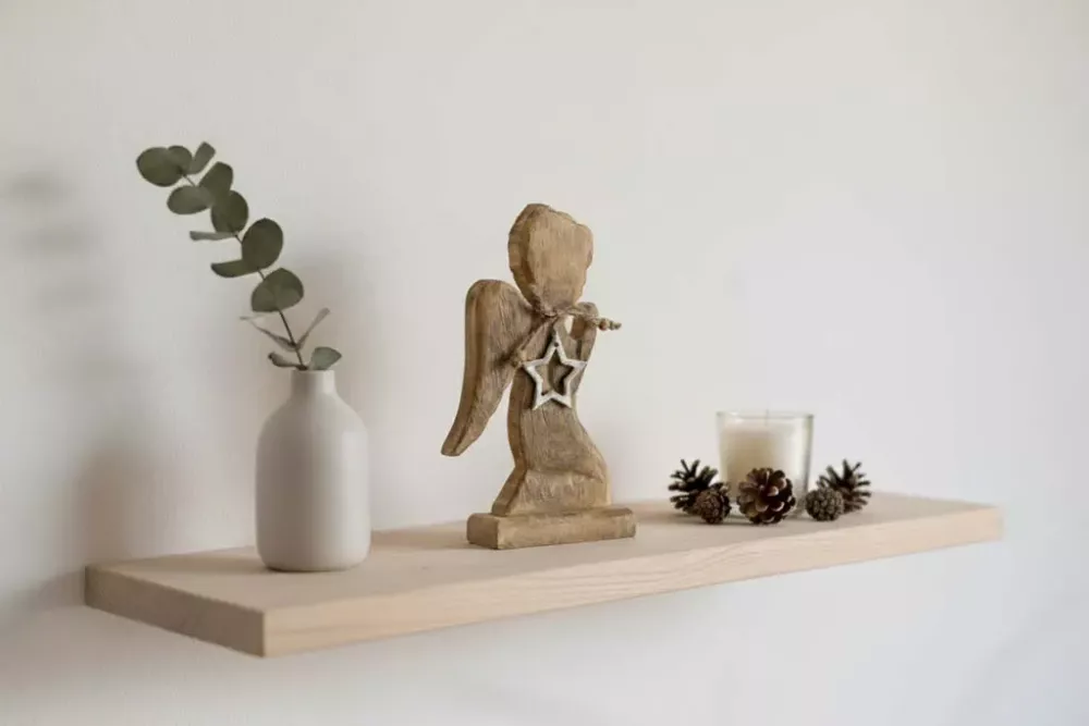 Engel aus Mangoholz mit Metallstern – elegante Weihnachtsdekoration