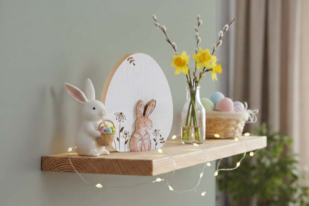 Ei aus Holz mit Hase weiss