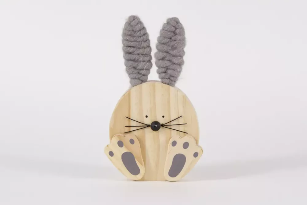 grauer Hase aus Holz mit Ohren aus Wolle Osterdeko jetzt kaufen