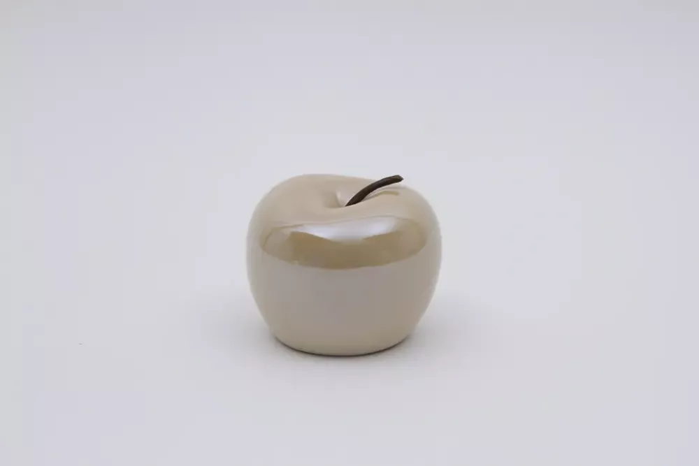 Moderne Dekofigur: Apfel aus Porzellan – ideale Geschenkidee für Dekofreunde.