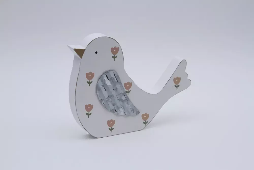 Dekorativer Vogel aus MDF in Weiß mit Blumenaufdruck – perfekte Tischdeko für Frühling & Sommer.