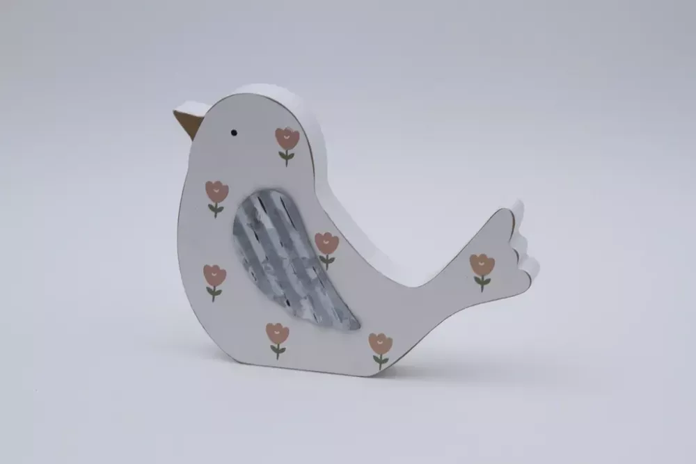 Handgefertigter Holzvogel in Weiß mit Blumenmuster – ideale Geschenkidee für Frühlingsfreunde.